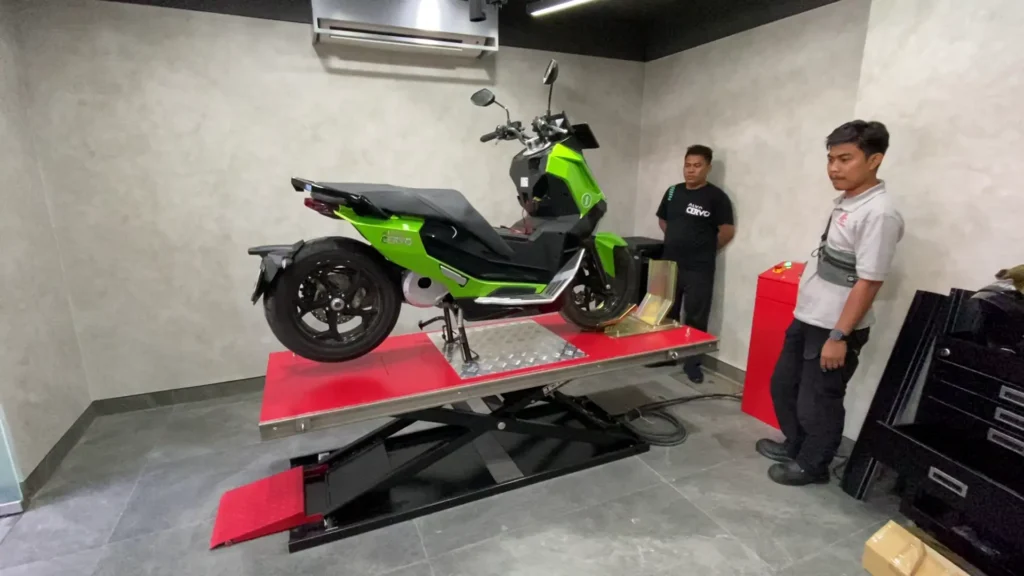 Motorcycle Lift Membantu Bengkel Lebih Aman
