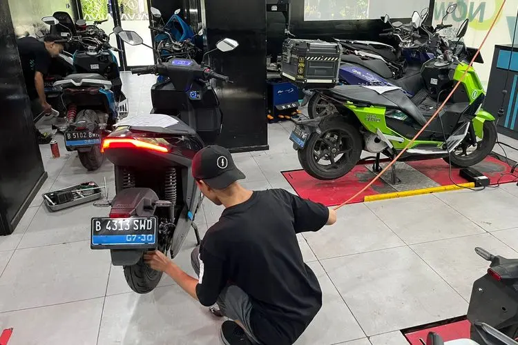 Posisi Kerja Mekanik yang Tidak Ergonomis